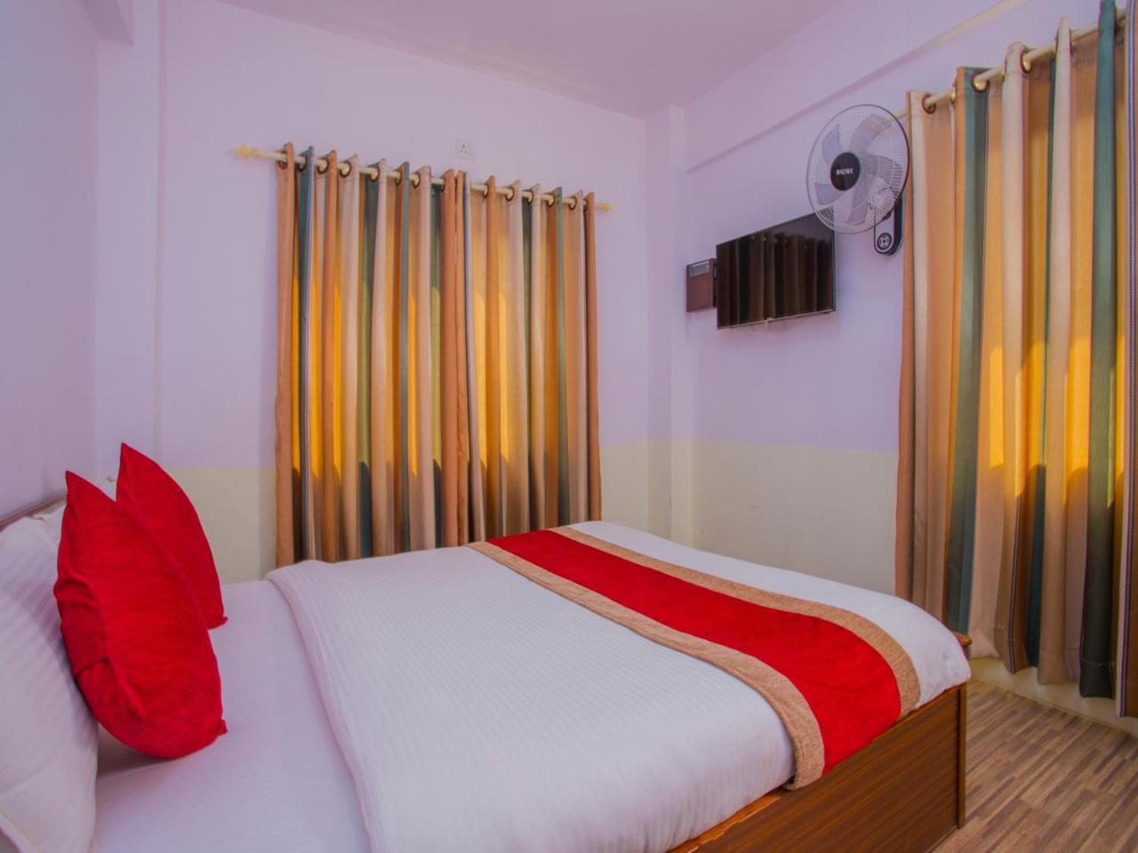 Oyo 255 White Zambala Hotel Kathmandu Buitenkant foto