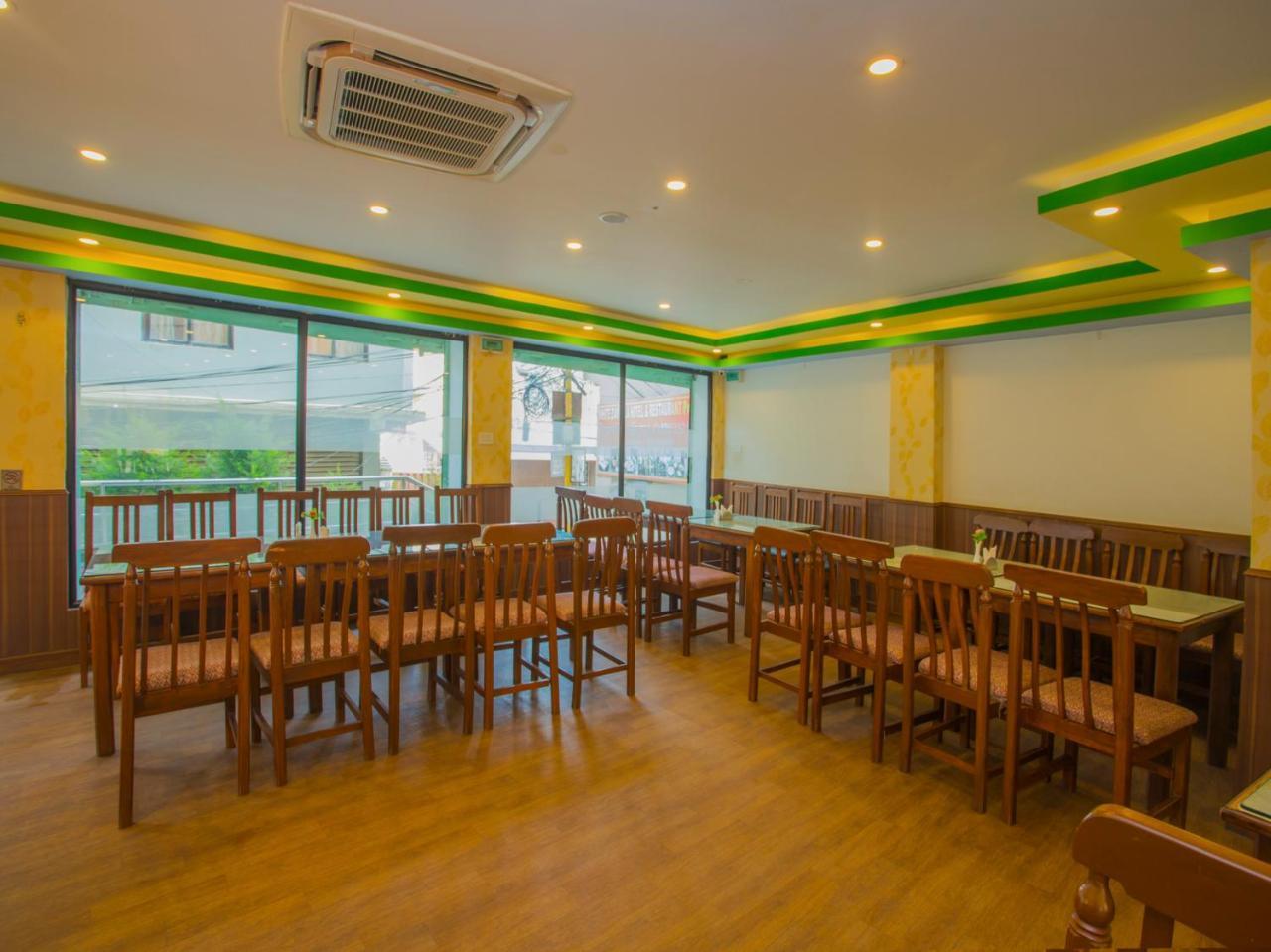 Oyo 255 White Zambala Hotel Kathmandu Buitenkant foto