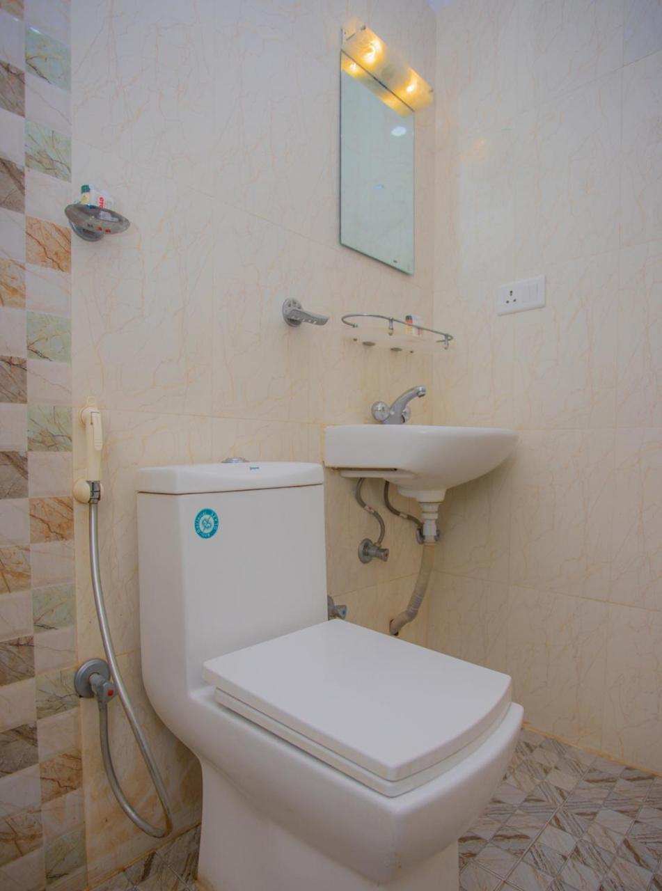 Oyo 255 White Zambala Hotel Kathmandu Buitenkant foto